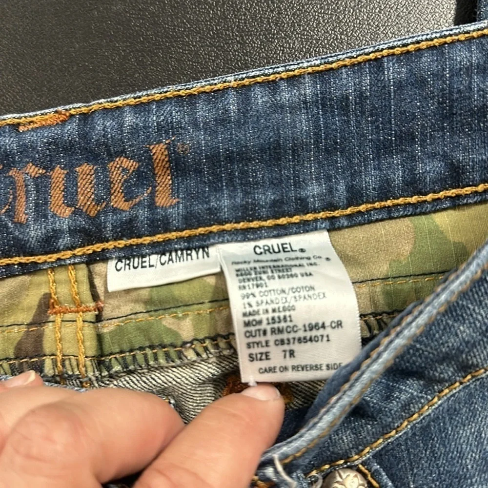 441.   Cruel women’s boot cut low rise blue jeans  camo design pockets size 7 R